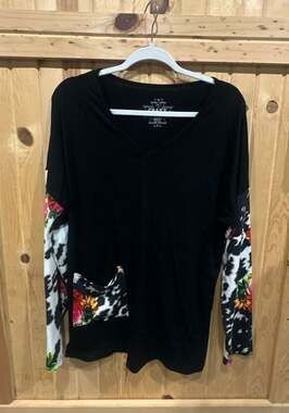 Crazy Train V-Neck Long Sleeve Shirt Size M Black Cow Print Floral Pocket